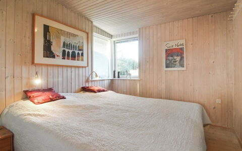 Habbo - 500M from the Sea: Slaapkamer, Hout, Interieur Ontwerp, Bed, Flooring, Plafond, Verdieping, Laken, Bedding, Kamer