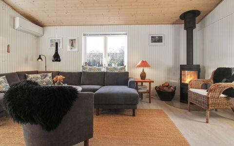 Habbo - 500M from the Sea: Meubilair, Bankstel, Interieur Ontwerp, Hout, Woonkamer, Flooring, Plafond, Verdieping, Huis