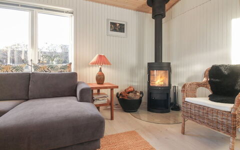 Habbo - 500M from the Sea: Meubilair, Flooring, Interieur Ontwerp, Verdieping, Hout, Woonkamer, Kamer, Haard, Verlichting, Plafond