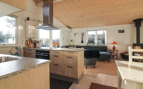 Habbo - 500M from the Sea: Hout, Meubilair, Flooring, Countertop, Interieur Ontwerp, Plafond, Cabinetry, Keuken, Verdieping, Lichte Inrichting