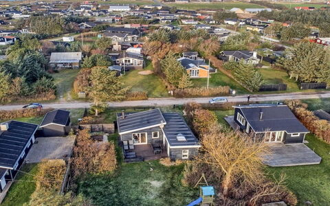 Habbo - 500M from the Sea: Woongebied, Huis, Dak, Huis, Landschap, Buurt, Voorstad, Plain, Land Lot, Landelijk Gebied