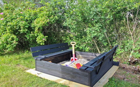 Demus - 900M from the Sea: Bodem, Tuin, Backyard