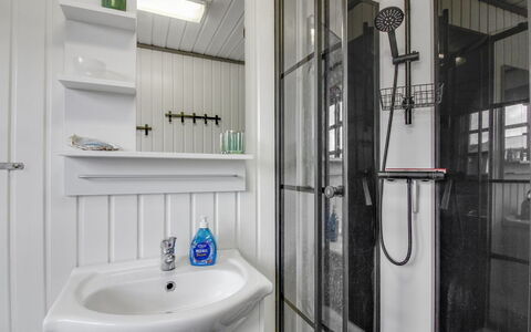 Demus - 900M from the Sea: Loodgieterswerkinrichting, Wastafel In De Badkamer, Interieur Ontwerp, Wastafel, Badkamer, Flooring, Verdieping, Kraan, Loodgieter, Kamer