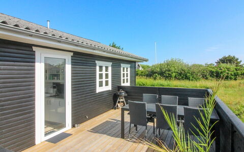Demus - 900M from the Sea: Hout, Verblijf, Plank, Dek, Hardwood, Schaduw, Siding, Beits, Veranda, Balkon