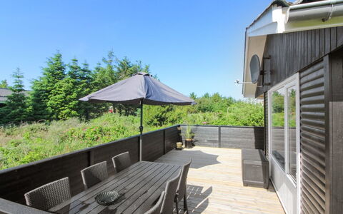 Demus - 900M from the Sea: Hout, Houten Vloer, Veranda, Dek, Huis, Hardwood, Samengesteld Materiaal, Plank, Schaduw, Beits