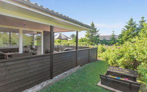 Demus - 900M from the Sea: Huis, Veranda, Schaduw, Siding, Tuin, Verblijf, Dek, Hek, Werf, Landscaping