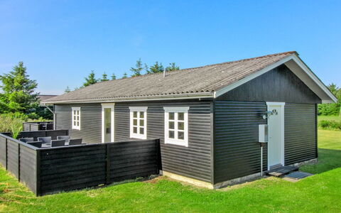 Demus - 900M from the Sea: Huis, Dak, Huis, Verblijf, Siding, Groundcover, Gazon, Werf, Garden Gebouwen, Tuin
