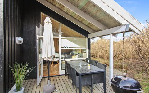 Ømod - 300M from the Sea: Hout, Veranda, Huis, Deur, Verblijf, Dak, Dek, Hardwood, Stoel, Garden Gebouwen