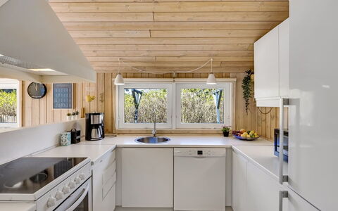 Ømod - 300M from the Sea: Keuken, Countertop, Toestel Van De Keuken, Interieur Ontwerp, Flooring, Major Appliance, Cabinetry, Meubilair, Hout, Plafond
