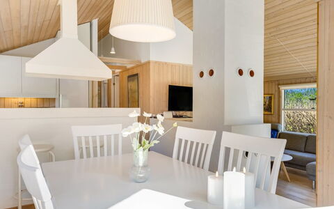 Ømod - 300M from the Sea: Interieur Ontwerp, Meubilair, Flooring, Verdieping, Lichte Inrichting, Hout, Plafond, Kamer, Eetkamer, Stoel