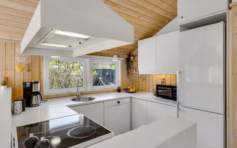 Ømod - 300M from the Sea: Keuken, Interieur Ontwerp, Toestel Van De Keuken, Countertop, Hout, Plafond, Flooring, Lichte Inrichting, Major Appliance, Cabinetry