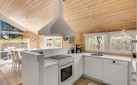 Ømod - 300M from the Sea: Keuken, Countertop, Flooring, Interieur Ontwerp, Toestel Van De Keuken, Meubilair, Hout, Verdieping, Plafond, Major Appliance