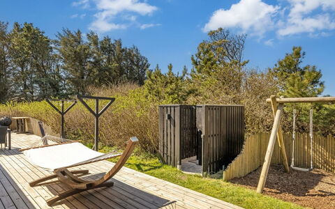 Ømod - 300M from the Sea: Hout, Land Lot, Dek, Hardwood, Plank, Tuin, Beits, Houten Vloer, Backyard, Schaduw