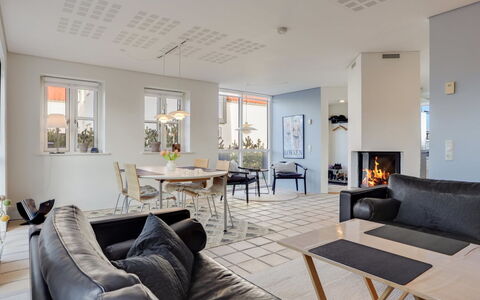 Thythulf - 550M from the Sea: Meubilair, Interieur Ontwerp, Flooring, Verdieping, Muur, Plafond, Hout, Bankstel, Stoel, Woonkamer