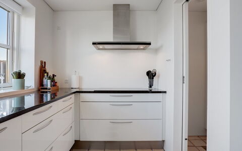 Thythulf - 550M from the Sea: Keuken, Countertop, Flooring, Cabinetry, Interieur Ontwerp, Hout, Toestel Van De Keuken, Verdieping, Huis, Lade