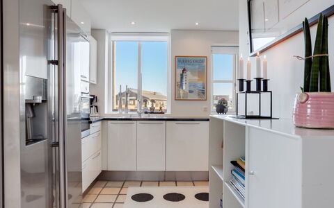Thythulf - 550M from the Sea: Toestel Van De Keuken, Keuken, Countertop, Flooring, Interieur Ontwerp, Cabinetry, Major Appliance, Meubilair, Verdieping, Hout