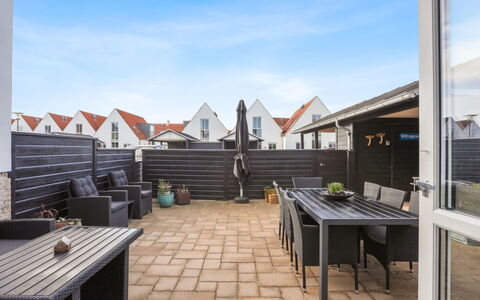 Thythulf - 550M from the Sea: Huis, Architectuur, Woongebied, Dak, Deur, Schaduw, Buitenmeubels, Stoel, Binnenplaats, Werf