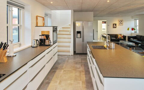 Halldis - 600M from the Sea: Keuken, Flooring, Countertop, Interieur Ontwerp, Cabinetry, Verdieping, Hout, Plafond, Meubilair, Toestel Van De Keuken