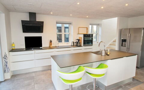 Halldis - 600M from the Sea: Flooring, Countertop, Interieur Ontwerp, Keuken, Meubilair, Verdieping, Hout, Cabinetry, Plafond, Toestel Van De Keuken
