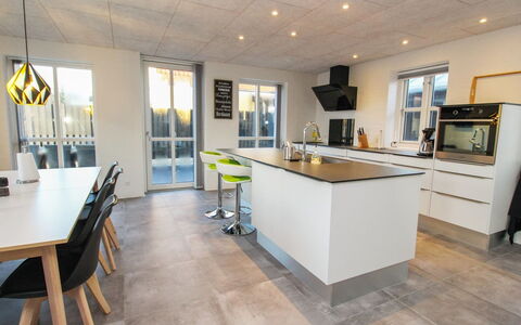 Halldis - 600M from the Sea: Flooring, Interieur Ontwerp, Meubilair, Verdieping, Keuken, Plafond, Hout, Countertop, Lichte Inrichting, Verlichting