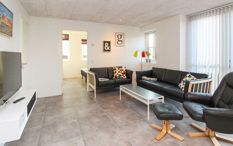 Halldis - 600M from the Sea: Meubilair, Interieur Ontwerp, Flooring, Verdieping, Muur, Bankstel, Plafond, Hout, Kamer, Woonkamer