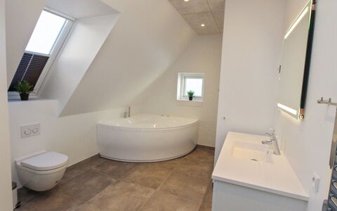 Halldis - 600M from the Sea: Loodgieterswerkinrichting, Flooring, Badkamer, Bad, Interieur Ontwerp, Verdieping, Plafond, Kraan, Loodgieter, Wastafel