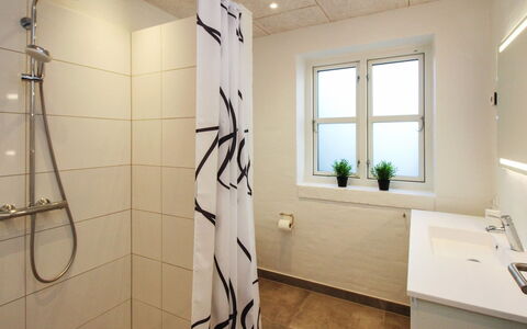 Halldis - 600M from the Sea: Flooring, Muur, Loodgieterswerkinrichting, Verdieping, Interieur Ontwerp, Badkamer, Loodgieter, Douche, Kamer, Kraan