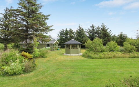 Ele - 900M from the Sea: Huis, Huis, Deur, Dak, Verblijf, Landgoed, Tuin, Schaduw, Siding, Werf