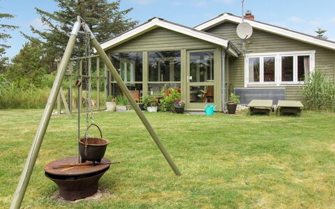 Ele - 900M from the Sea: Huis, Huis, Deur, Dak, Verblijf, Landgoed, Tuin, Schaduw, Siding, Werf