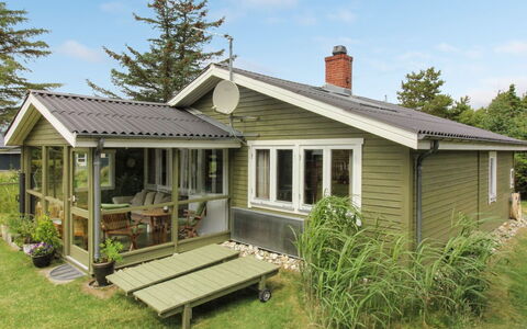 Ele - 900M from the Sea: Huis, Huis, Deur, Dak, Verblijf, Landgoed, Tuin, Schaduw, Siding, Werf