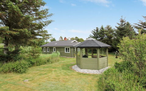 Ele - 900M from the Sea: Huis, Huis, Deur, Dak, Verblijf, Landgoed, Tuin, Schaduw, Siding, Werf
