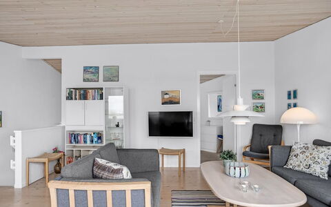Radica - 50M from the Sea: Meubilair, Interieur Ontwerp, Flooring, Verdieping, Hout, Plafond, Woonkamer, Bankstel, Kamer, Huis