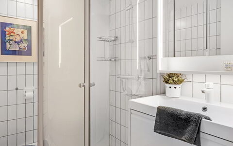 Radica - 50M from the Sea: Interieur Ontwerp, Badkamer, Loodgieterswerkinrichting, Flooring, Verdieping, Wastafel In De Badkamer, Badkamerkast, Wastafel, Loodgieter, Plafond