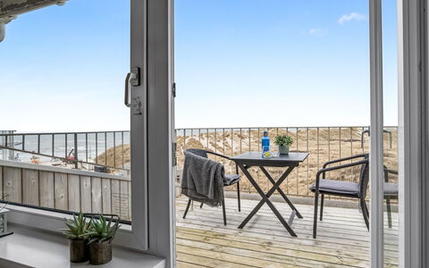 Radica - 50M from the Sea: Hout, Meubilair, Verdieping, Balkon, Stoel, Dek, Hardwood, Zee, Houten Vloer, Appartement