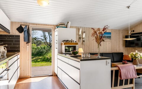 Brunetta - 800M from the Sea: Keuken, Hout, Meubilair, Flooring, Interieur Ontwerp, Countertop, Houten Vloer, Toestel Van De Keuken, Verdieping, Major Appliance