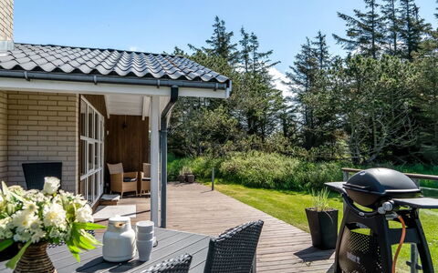 Brunetta - 800M from the Sea: Dak, Struik, Buitenmeubels, Huis, Verblijf, Tuin, Stoel, Schaduw, Werf, Patio