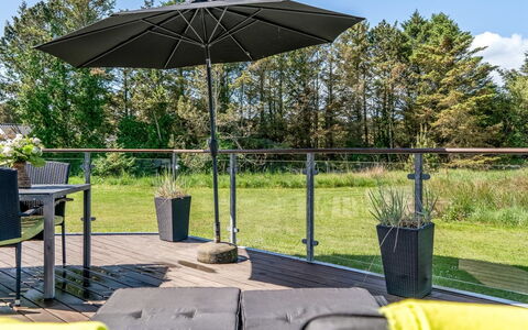 Brunetta - 800M from the Sea: Buitenmeubels, Meubilair, Buitentafel, Stoel, Houten Vloer, Dek, Hardwood, Patio, Paraplu, Tuin