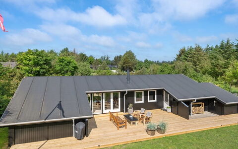 Skogh - 600M from the Sea: Huis, Huis, Deur, Dak, Verblijf, Landgoed, Tuin, Schaduw, Siding, Werf