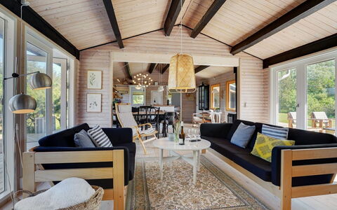 Skogh - 600M from the Sea: Huis, Huis, Deur, Dak, Verblijf, Landgoed, Tuin, Schaduw, Siding, Werf