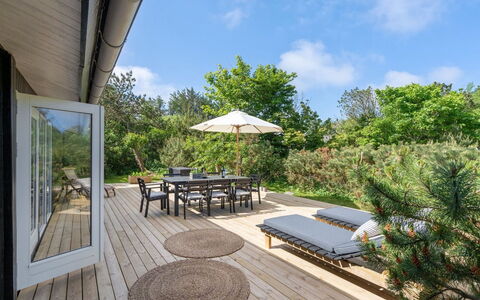 Skogh - 600M from the Sea: Huis, Huis, Deur, Dak, Verblijf, Landgoed, Tuin, Schaduw, Siding, Werf