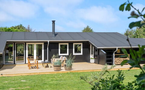 Skogh - 600M from the Sea: Huis, Huis, Deur, Dak, Verblijf, Landgoed, Tuin, Schaduw, Siding, Werf