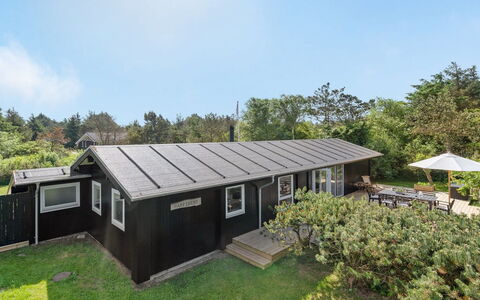 Skogh - 600M from the Sea: Huis, Huis, Deur, Dak, Verblijf, Landgoed, Tuin, Schaduw, Siding, Werf
