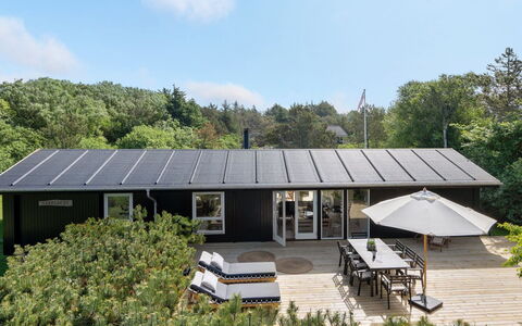 Skogh - 600M from the Sea: Huis, Huis, Deur, Dak, Verblijf, Landgoed, Tuin, Schaduw, Siding, Werf