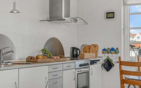 Jördis - 150M from the Sea: Keuken, Toestel Van De Keuken, Countertop, Major Appliance, Flooring, Interieur Ontwerp, Huishoudapparatuur, Cabinetry, Meubilair, Kamer