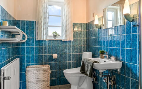 Jördis - 150M from the Sea: Blauw, Loodgieterswerkinrichting, Badkamer, Interieur Ontwerp, Flooring, Tegel, Loodgieter, Kraan, Wastafel, Toilet
