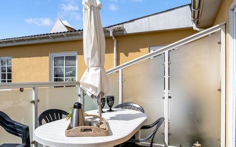 Jördis - 150M from the Sea: Meubilair, Stoel, Buitenmeubels, Balkon, Buitentafel, Glas, Schaduw, Beits, Dek, Hardwood