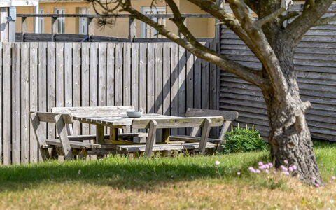 Jördis - 150M from the Sea: Struik, Tuin, Meubilair, Buitenmeubels, Gazon, Schaduw, Backyard, Groundcover, Openluchtbank, Buitentafel
