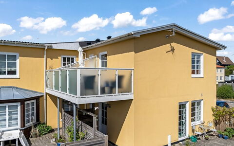 Jördis - 150M from the Sea: Woongebied, Huis, Huis, Veranda, Deur, Balkon, Leuning, Schuifraam, Landgoed, Werf
