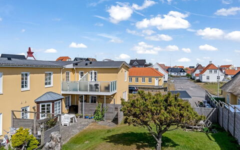 Jördis - 150M from the Sea: Woongebied, Huis, Huis, Dak, Voorstad, Verblijf, Landgoed, Veranda, Werf, Balkon