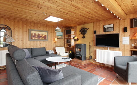 Ehmi - 500M from the Sea: Meubilair, Interieur Ontwerp, Bankstel, Flooring, Muur, Verdieping, Hout, Woonkamer, Plafond, Kamer